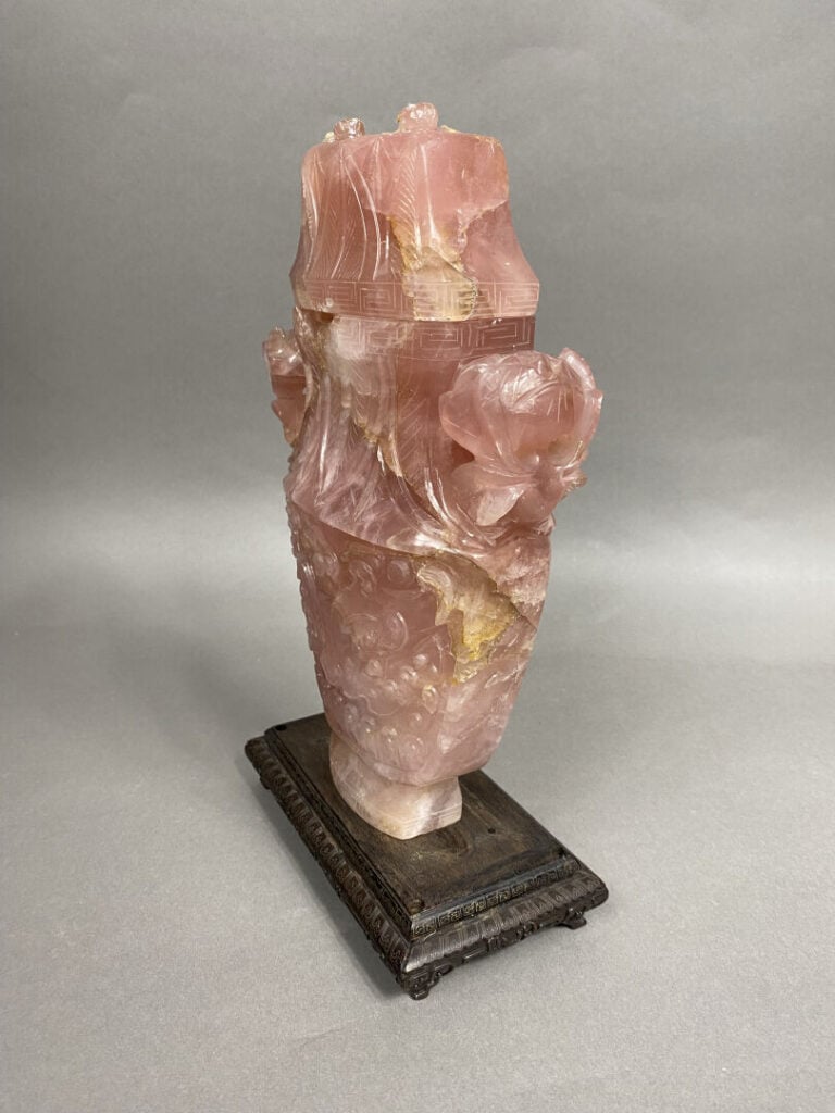 Chine - Important vase couvert en quartz rose sculpté à décor de masques de tao…