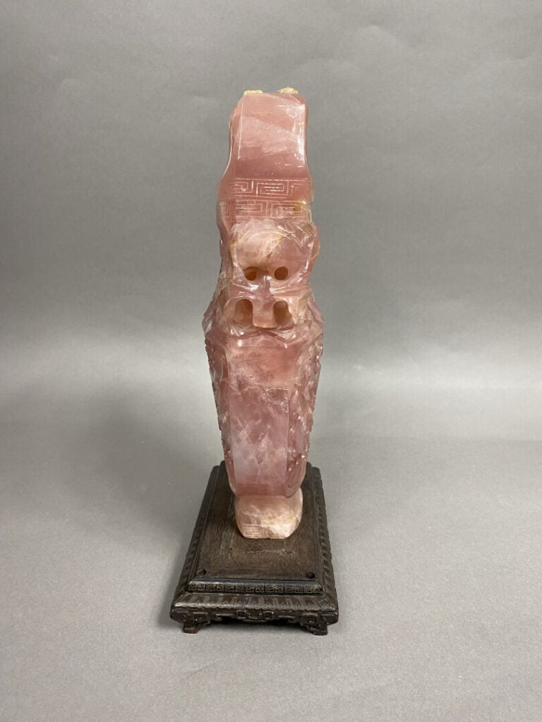 Chine - Important vase couvert en quartz rose sculpté à décor de masques de tao…