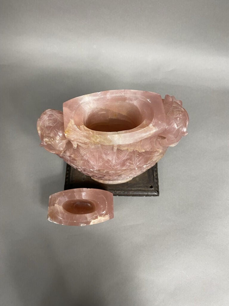 Chine - Important vase couvert en quartz rose sculpté à décor de masques de tao…