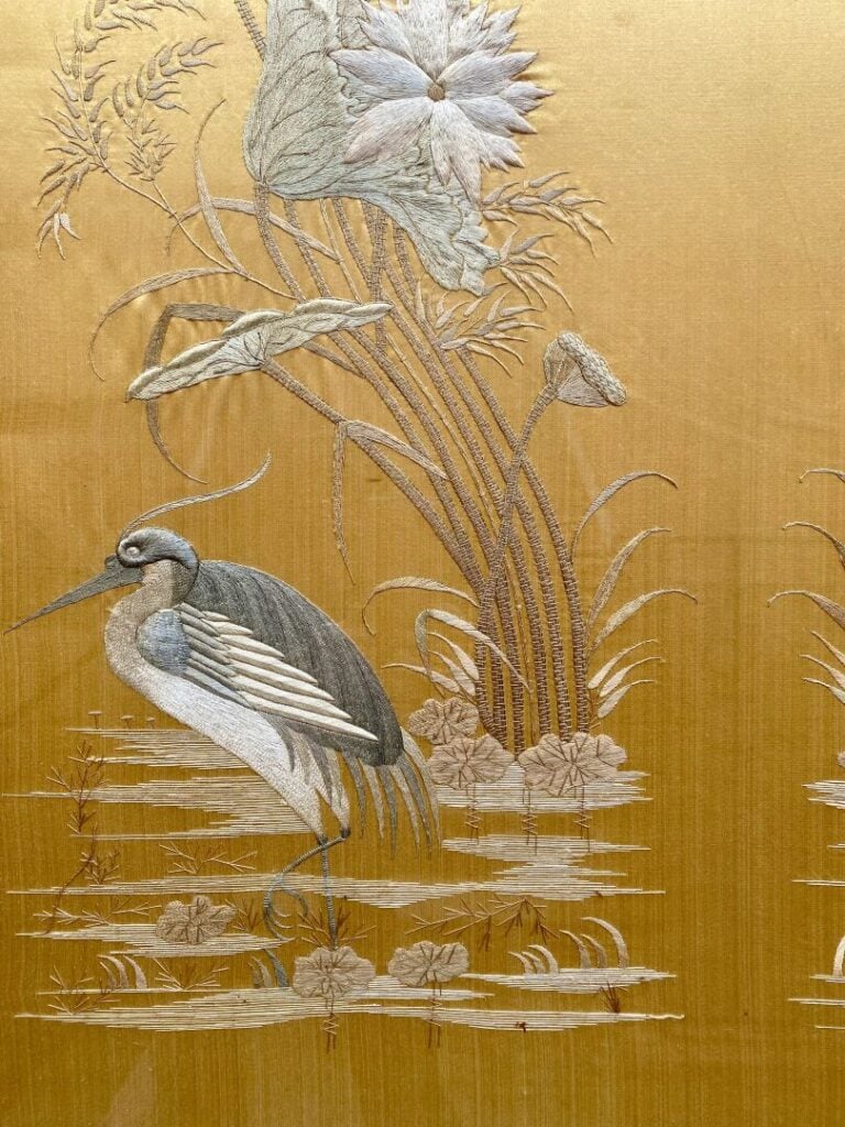 Chine - Importante broderie sur fond jaune ornée de branchages fleuris dont lot…