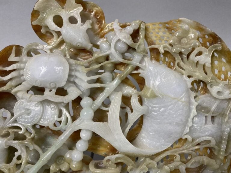 Chine - Importante plaque polylobée sculptée en jade néphrite veiné richement o…