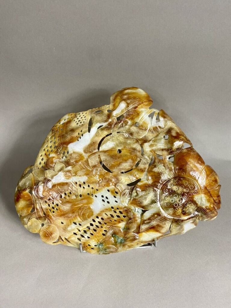 Chine - Importante plaque polylobée sculptée en jade néphrite veiné richement o…