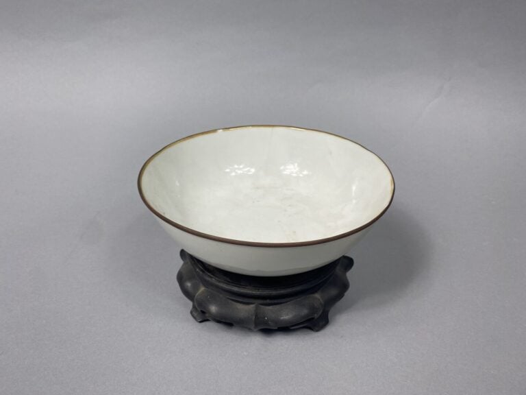 Chine - Large bol en porcelaine monochrome à glaçure blanche reposant sur un co…