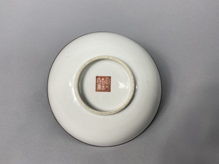Chine - Large bol en porcelaine monochrome à glaçure blanche reposant sur un co…