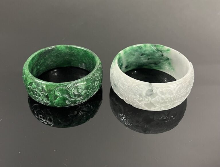 Chine - Large bracelet jonc plat imitant le jade sculpté à décor de fleurs, rin…