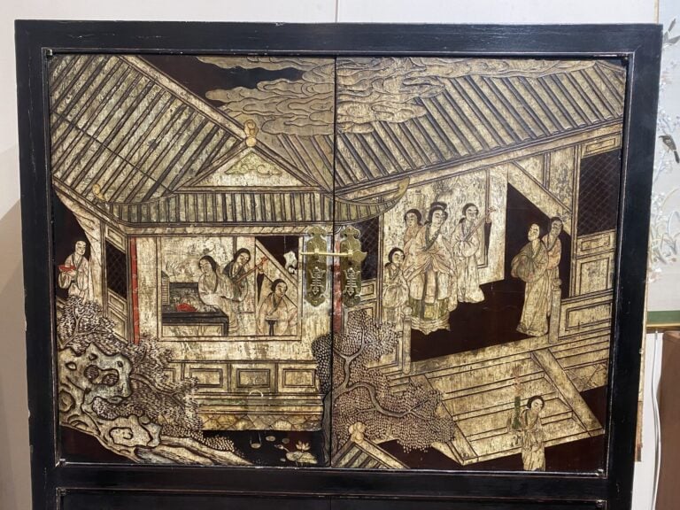 Chine - Meuble en bois laqué et sculpté, dans le style Coromandel, ouvrant en f…