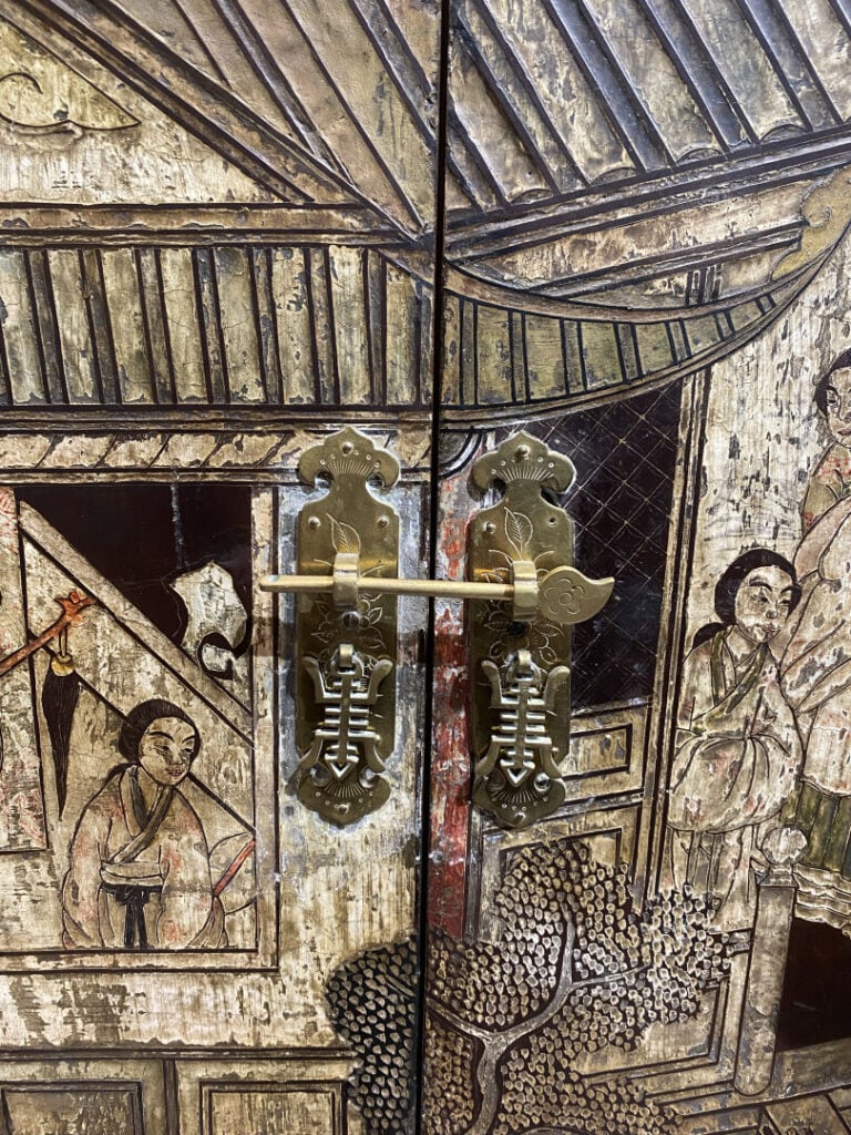 Chine - Meuble en bois laqué et sculpté, dans le style Coromandel, ouvrant en f…