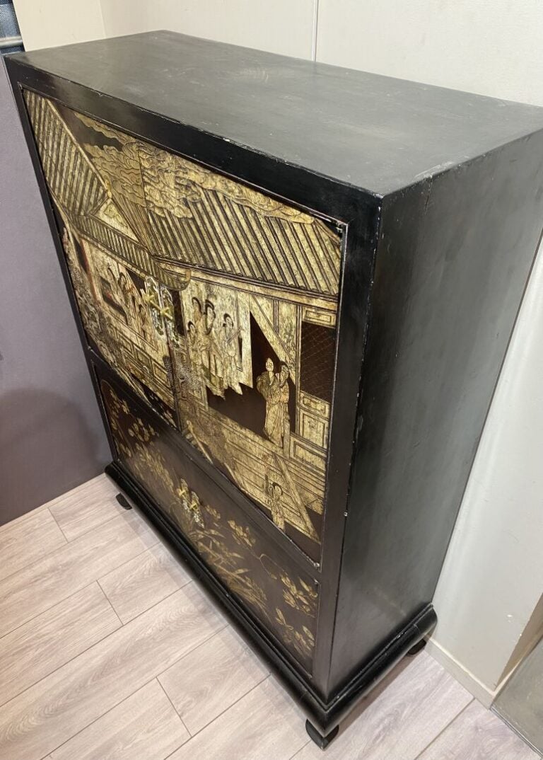 Chine - Meuble en bois laqué et sculpté, dans le style Coromandel, ouvrant en f…