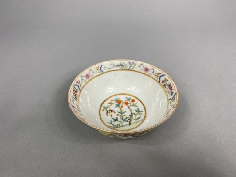 Chine, Minguo - Bol en porcelaine émaillée à décor de branchages fleuris dans d…