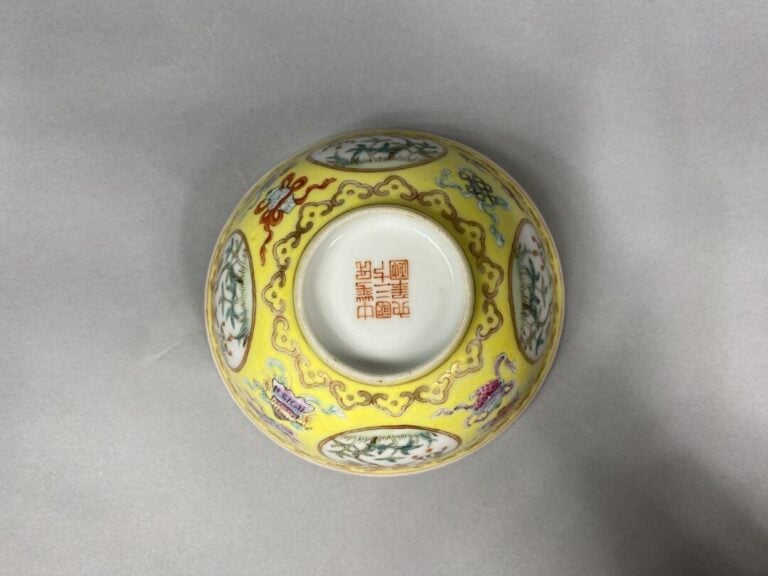 Chine, Minguo - Bol en porcelaine émaillée à décor de branchages fleuris dans d…