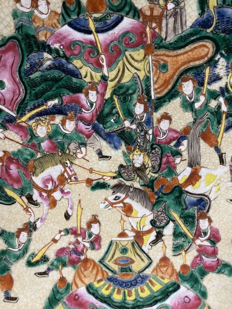 Chine, Nankin - Grand plat en grès émaillé polychrome à décor, dans le style de…