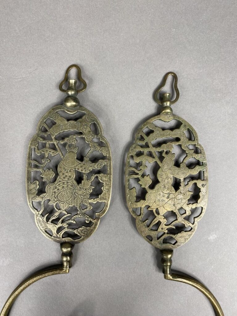 Chine - Paire d'embrases en laiton gravé et ajouré figurant un homme chevauchan…