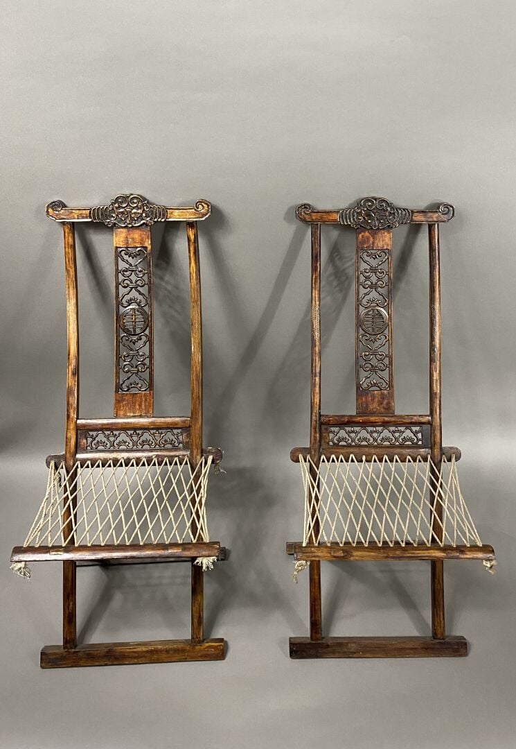 Chine - Paire de chaises pliantes de voyage en bois sculpté et ajouré. Le bande…