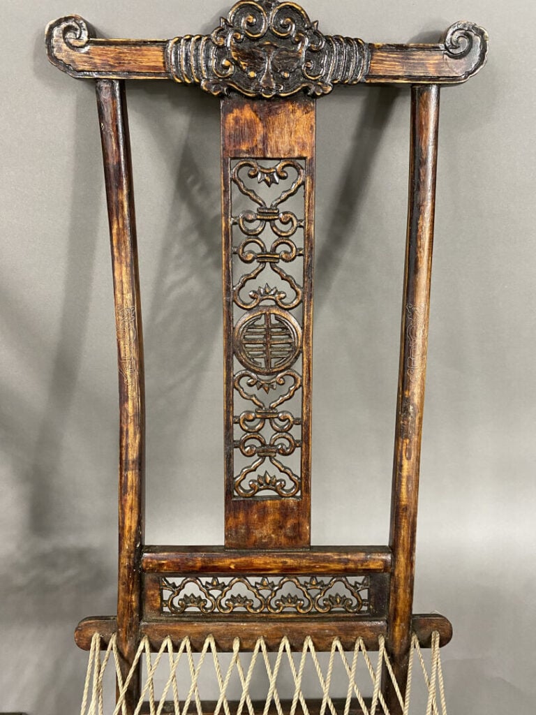 Chine - Paire de chaises pliantes de voyage en bois sculpté et ajouré. Le bande…