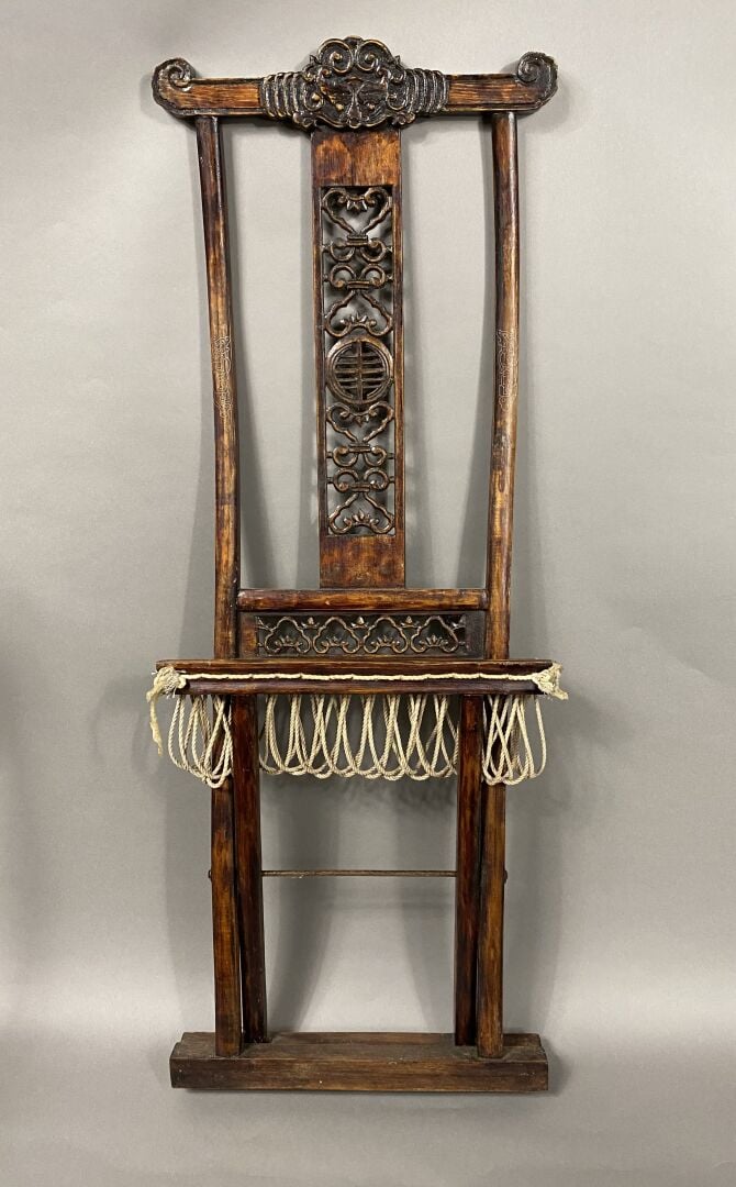Chine - Paire de chaises pliantes de voyage en bois sculpté et ajouré. Le bande…