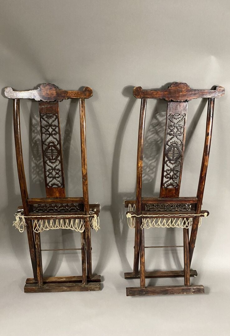 Chine - Paire de chaises pliantes de voyage en bois sculpté et ajouré. Le bande…