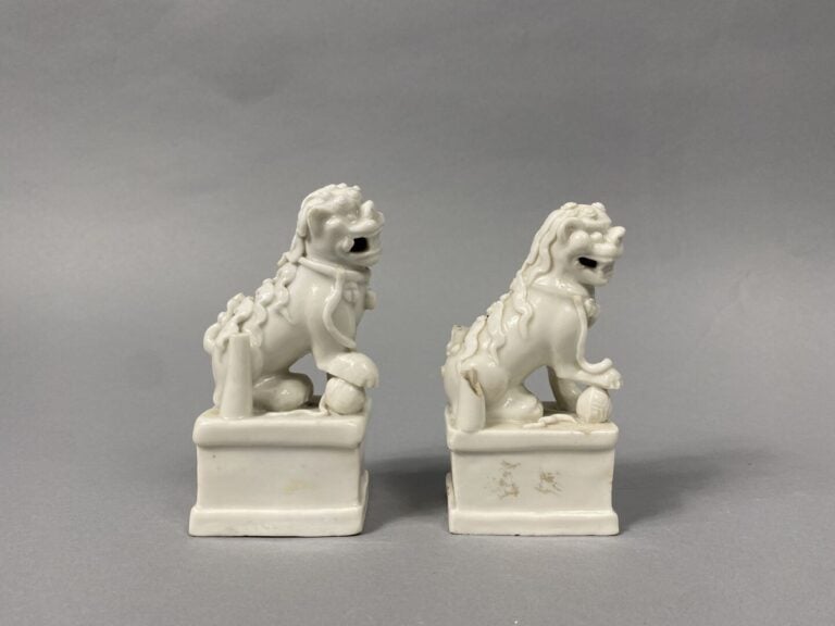 Chine - Paire de chien de Fô en porcelaine dit "Blanc de Chine" formant des por…