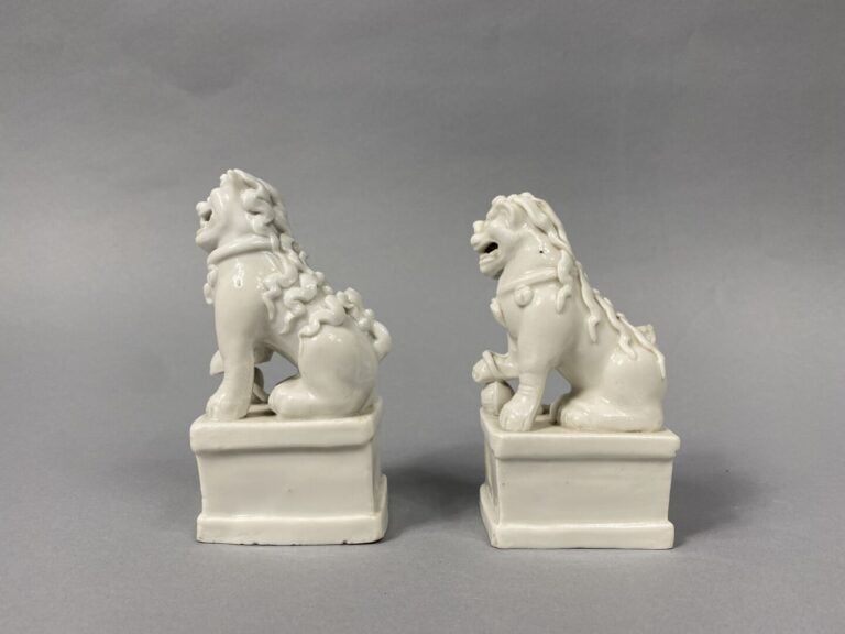 Chine - Paire de chien de Fô en porcelaine dit "Blanc de Chine" formant des por…