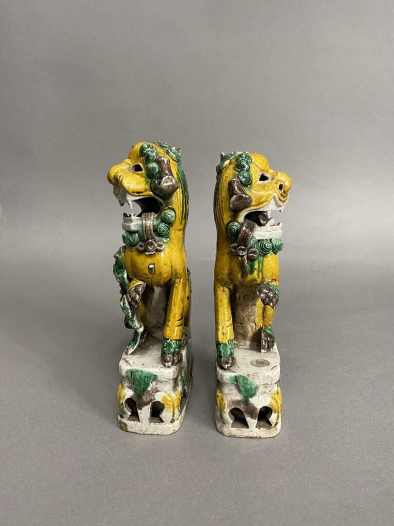 Chine - Paire de chiens de Fô porte batons encens en grès émaillé dit "Sancai"…