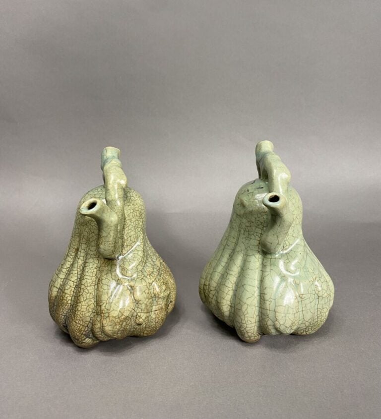 Chine - Paire de citrons digités stylisés en céramique émaillée craquelée célad…