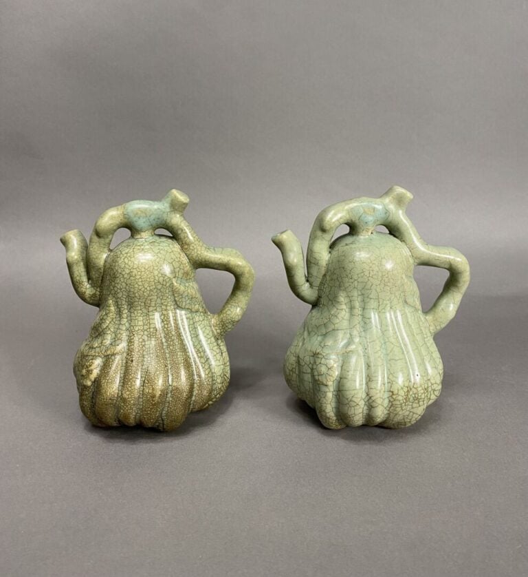 Chine - Paire de citrons digités stylisés en céramique émaillée craquelée célad…