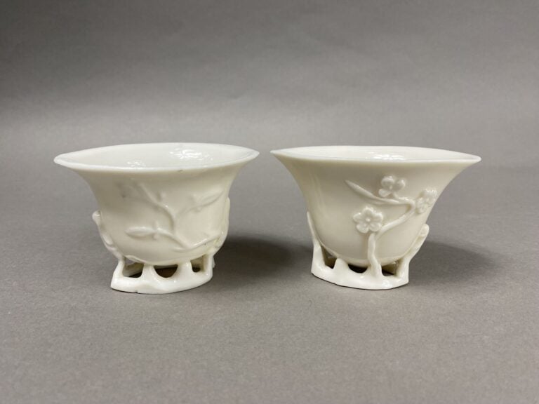 Chine - Paire de coupes libatoires en porcelaine dite "blanc de Chine" à décor…