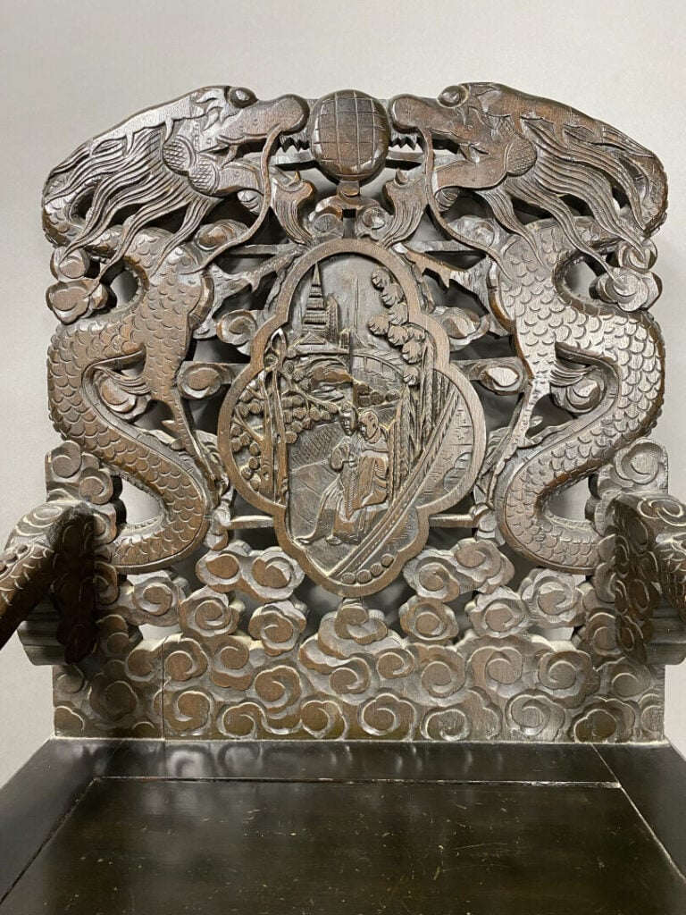 Chine - Paire de fauteuils en bois sculpté à dossier ajouré à décor de deux per…