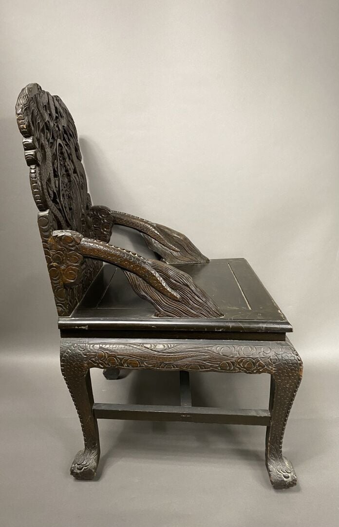 Chine - Paire de fauteuils en bois sculpté à dossier ajouré à décor de deux per…