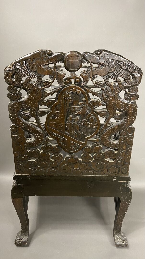 Chine - Paire de fauteuils en bois sculpté à dossier ajouré à décor de deux per…