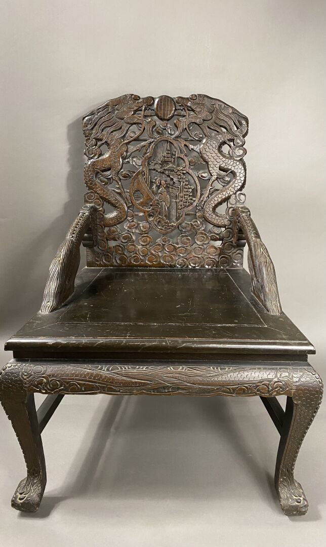 Chine - Paire de fauteuils en bois sculpté à dossier ajouré à décor de deux per…