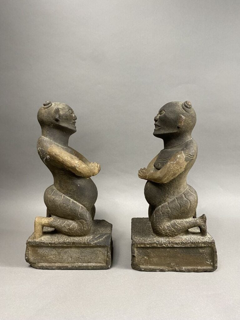 Chine - Paire de gardiens de temple en pierre représentés à genoux les mains jo…