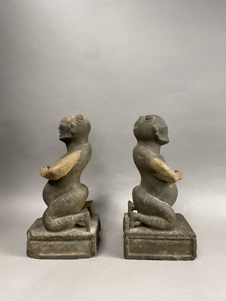 Chine - Paire de gardiens de temple en pierre représentés à genoux les mains jo…