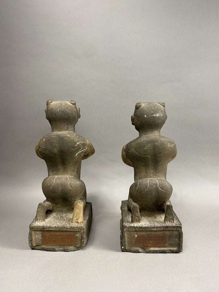 Chine - Paire de gardiens de temple en pierre représentés à genoux les mains jo…