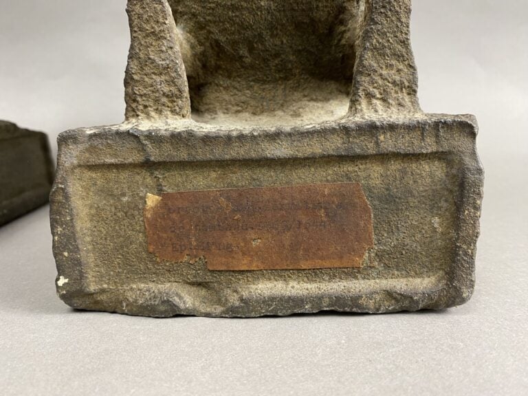 Chine - Paire de gardiens de temple en pierre représentés à genoux les mains jo…