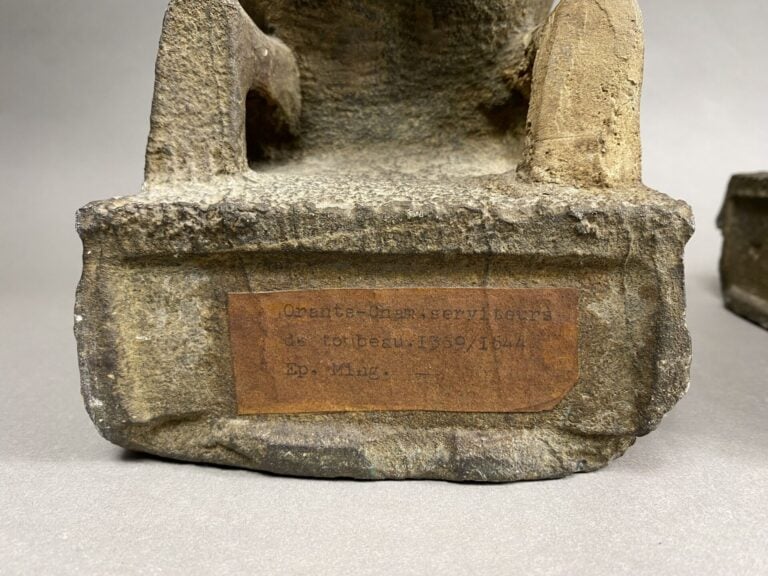 Chine - Paire de gardiens de temple en pierre représentés à genoux les mains jo…