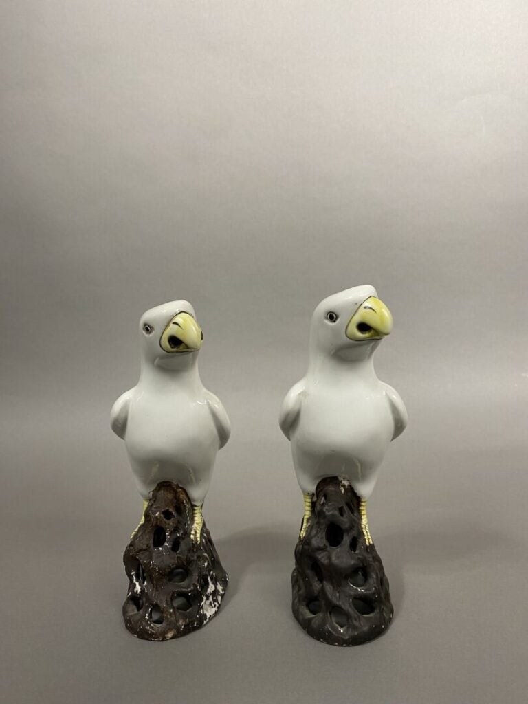 Chine - Paire de perroquets en céramique émaillée blanche, le bec et les pattes…
