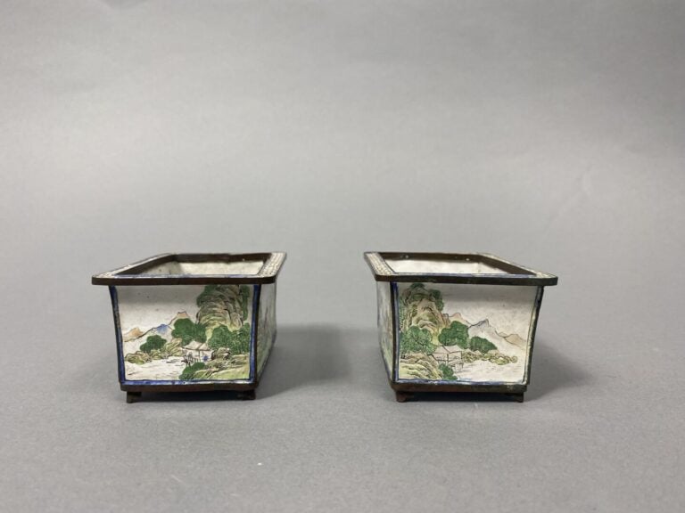 Chine - Paire de petites jardinières rectangulaires en émaux à décor peint sur…