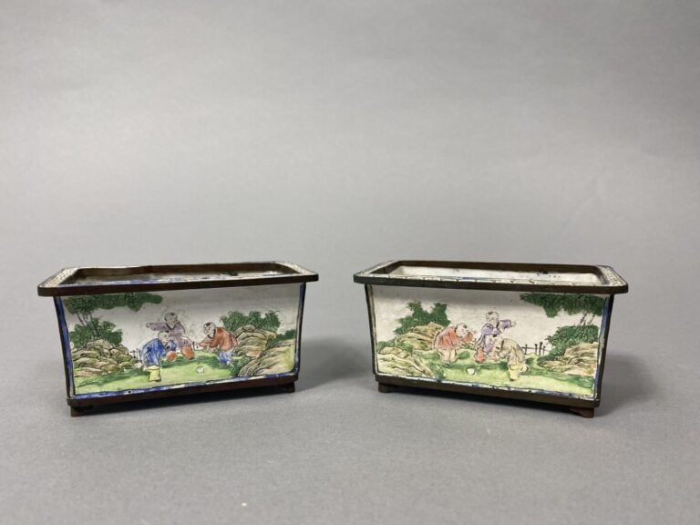 Chine - Paire de petites jardinières rectangulaires en émaux à décor peint sur…