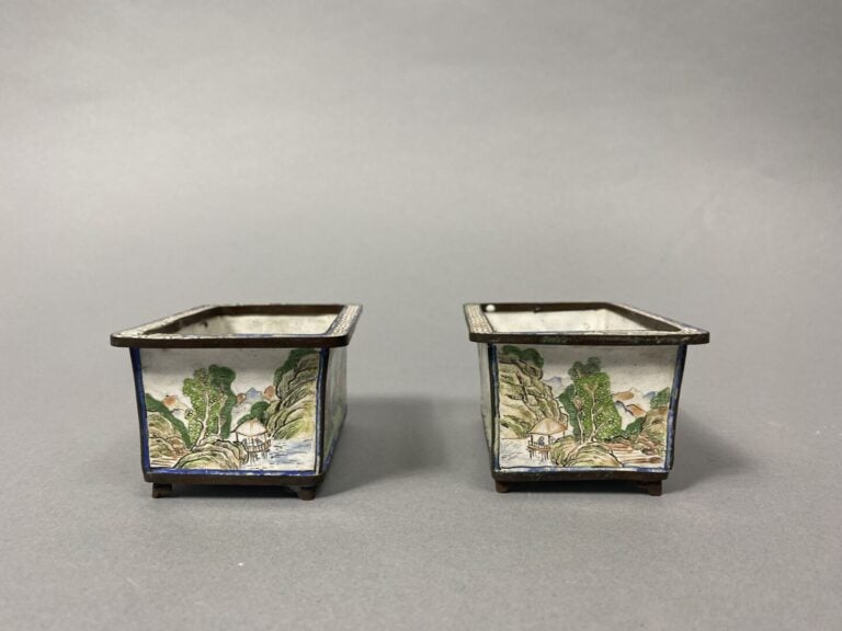 Chine - Paire de petites jardinières rectangulaires en émaux à décor peint sur…