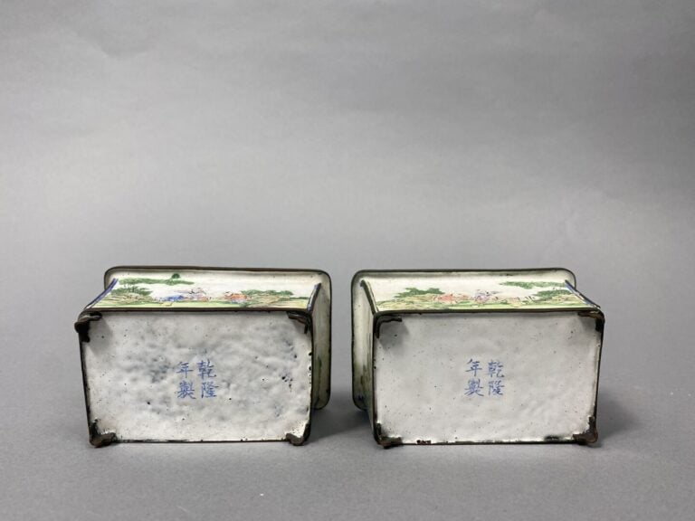 Chine - Paire de petites jardinières rectangulaires en émaux à décor peint sur…