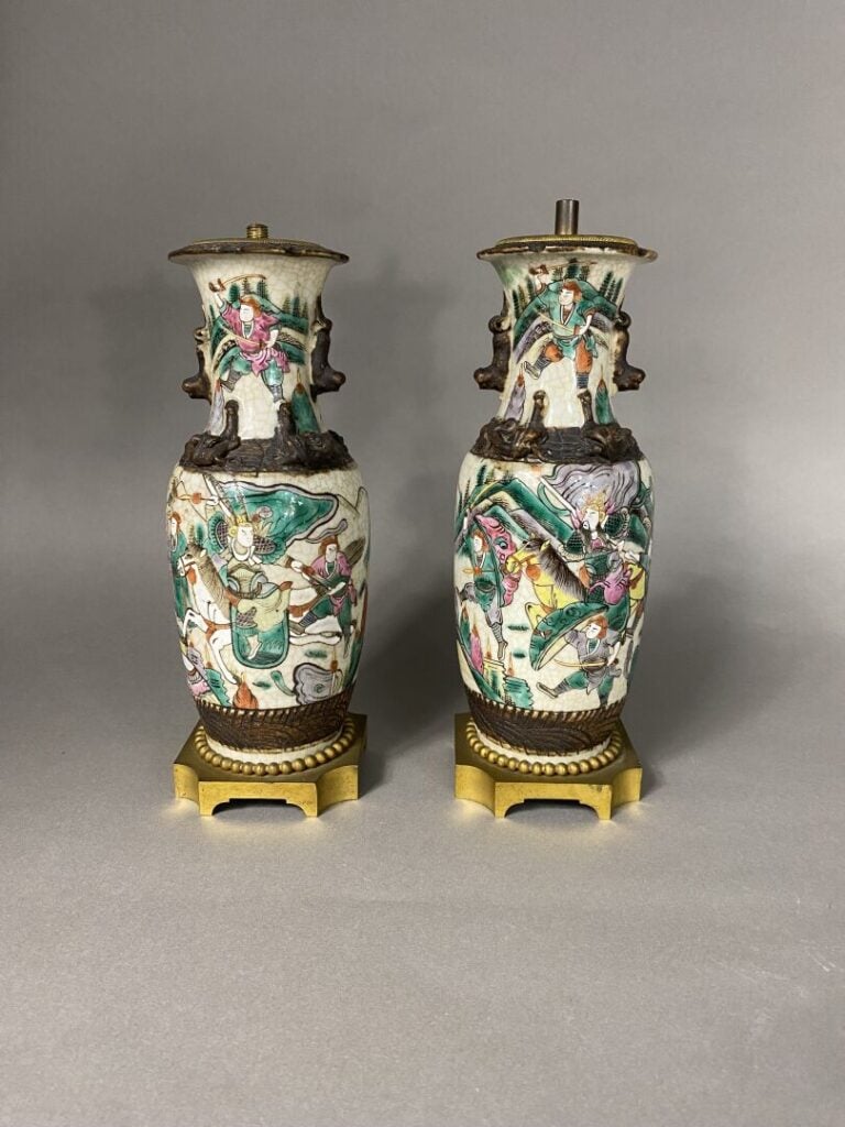 Chine - Paire de petits vases en porcelaine émaillée à décor, dans le style de…