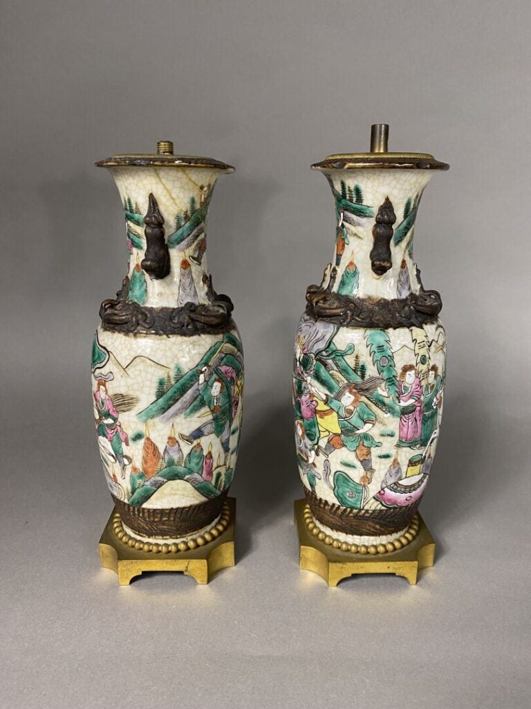 Chine - Paire de petits vases en porcelaine émaillée à décor, dans le style de…