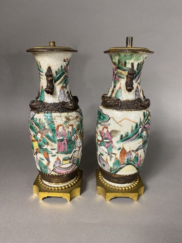 Chine - Paire de petits vases en porcelaine émaillée à décor, dans le style de…