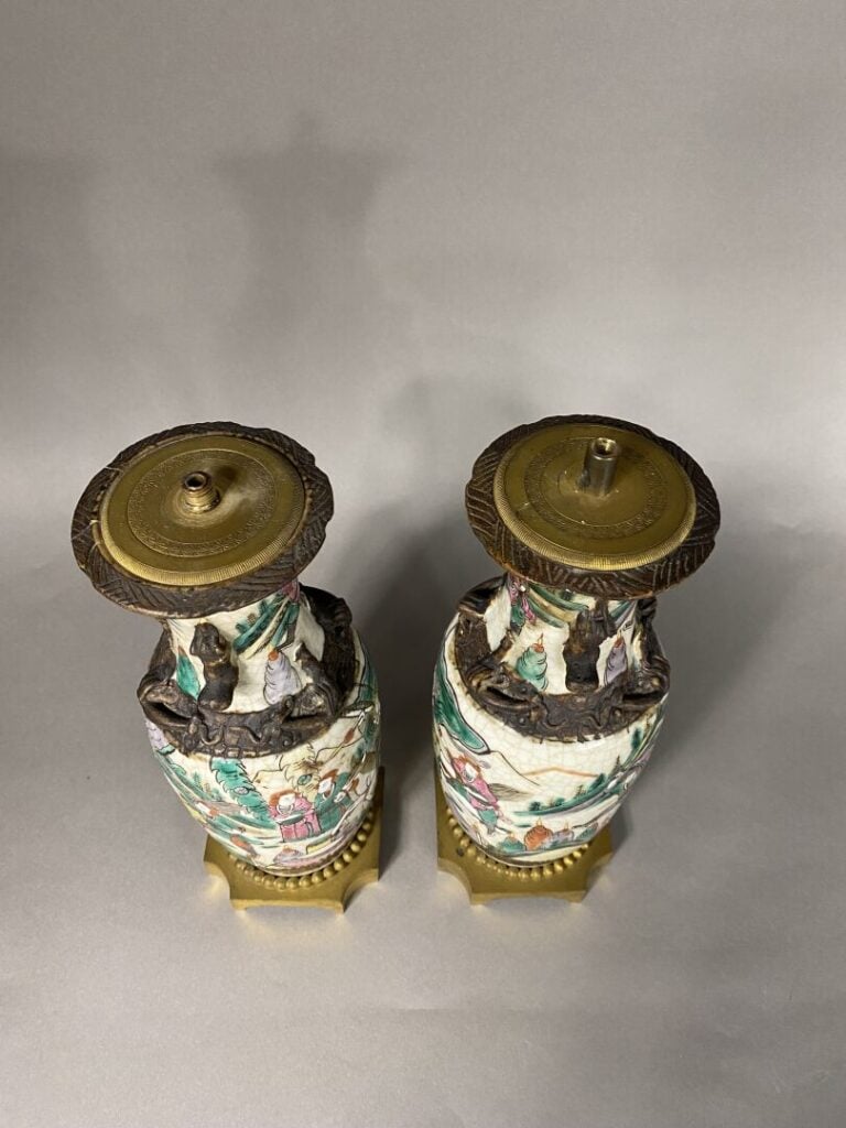 Chine - Paire de petits vases en porcelaine émaillée à décor, dans le style de…