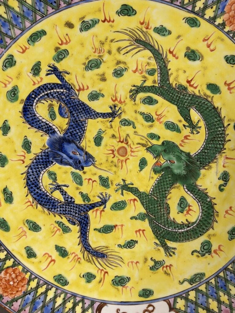 Chine - Paire de plats ronds en céramique émaillée à décor de deux dragons s'af…