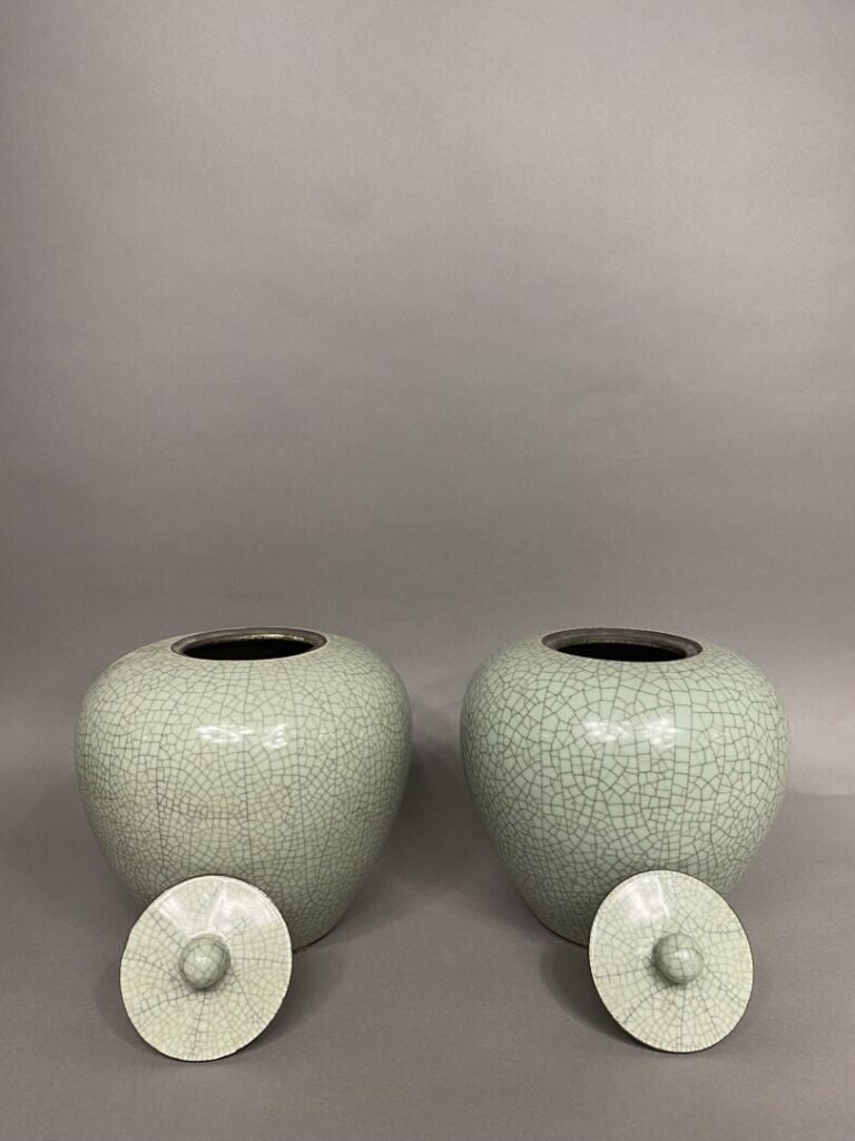 Chine - Paire de pots couverts à gingembre en céramique émaillée craquelée céla…