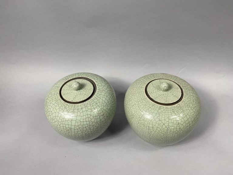 Chine - Paire de pots couverts à gingembre en céramique émaillée craquelée céla…