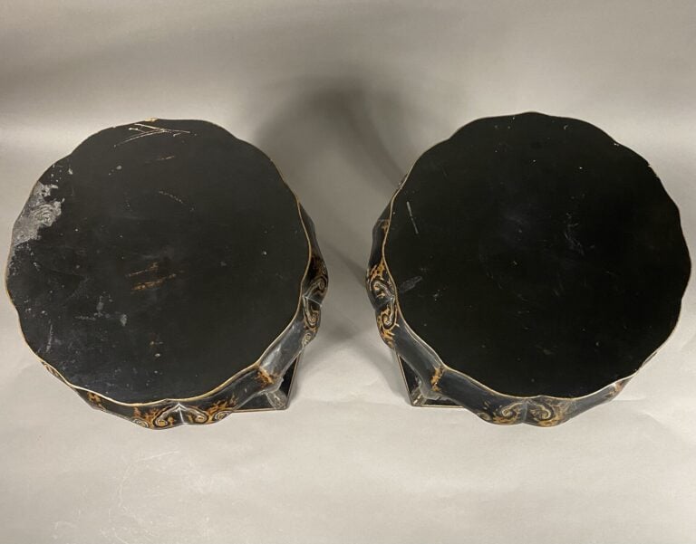 Chine - Paire de sellettes de forme ronde en bois laqué noir et mouluré de ruyi…