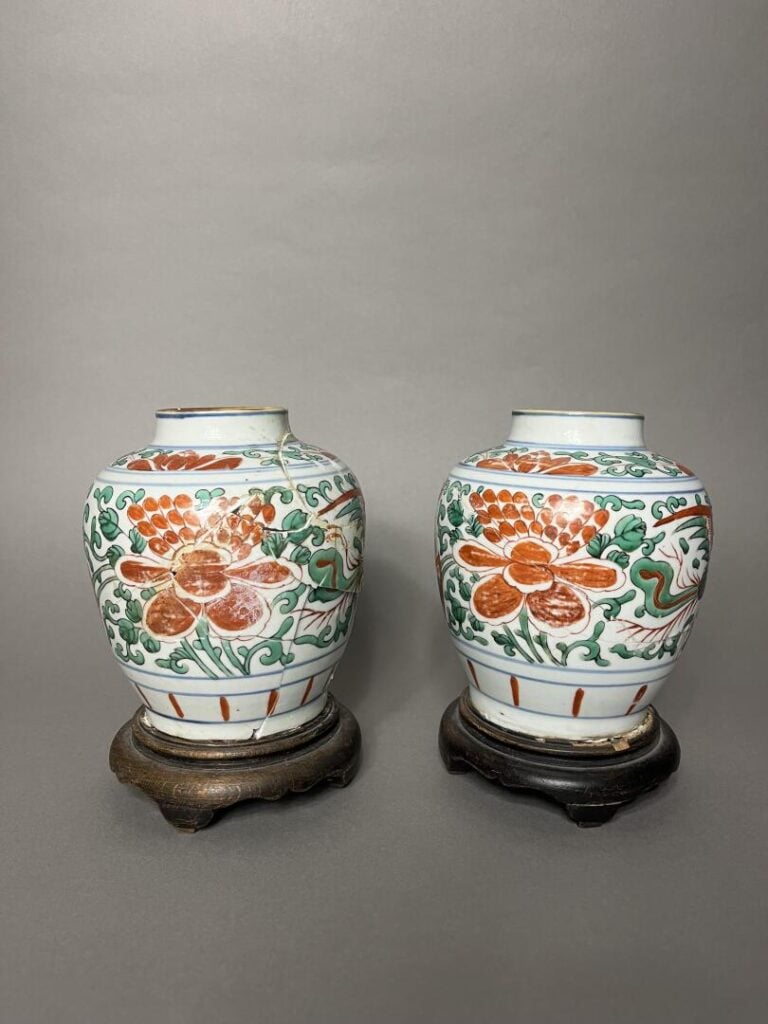 Chine - Paire de vases en porcelaine émaillée dans le style Wucai, à décor de p…