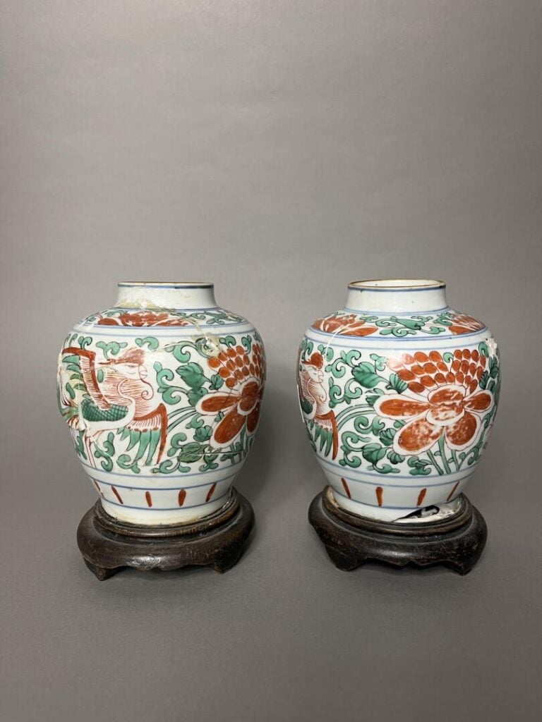 Chine - Paire de vases en porcelaine émaillée dans le style Wucai, à décor de p…